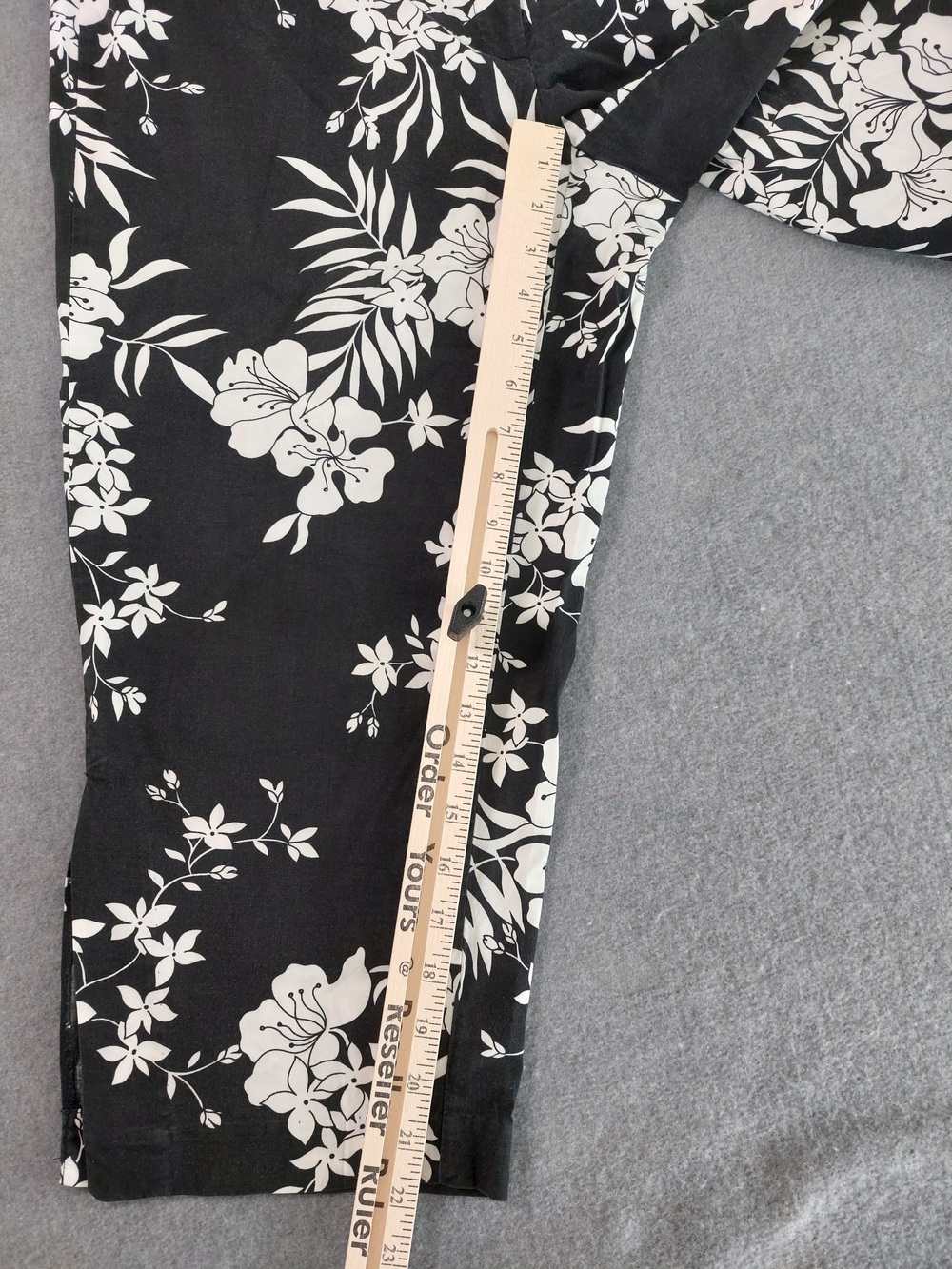 Venezia Jeans Black White Floral Capri Crop Pants Plus Size 16 Mid Rise Slit Hem - Picture 4 of 11